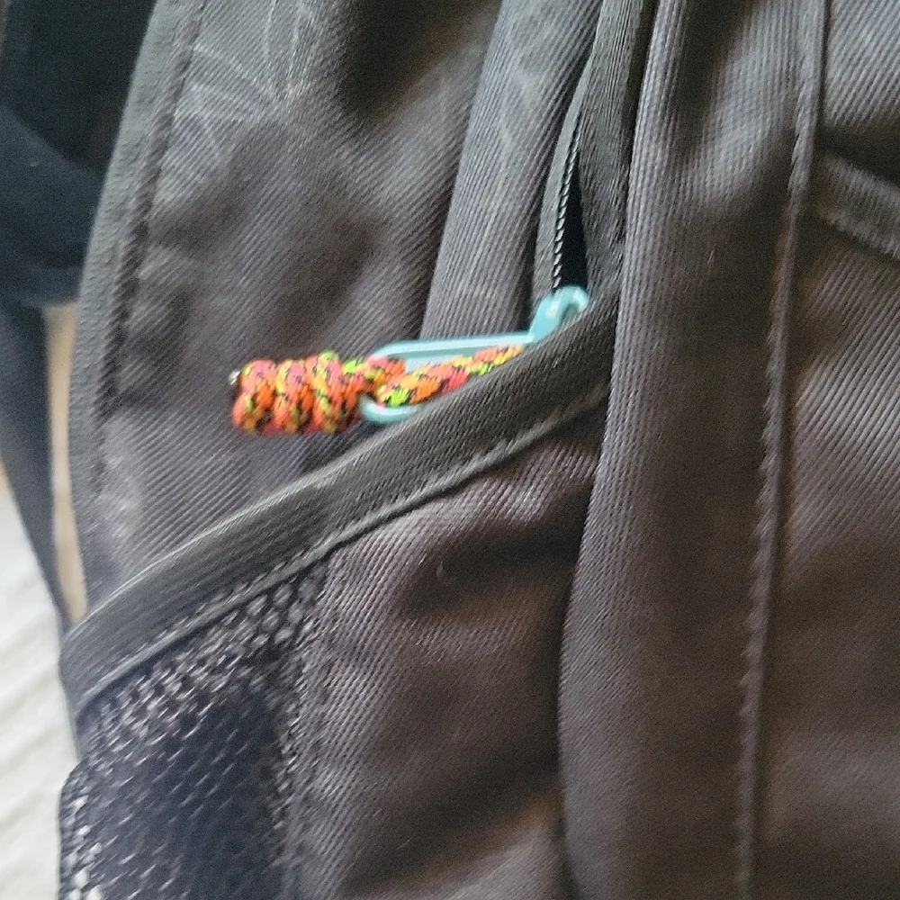 Dakine Charcoal Backpack with floral pattern and Turquoise zippers - Picture 8 of 10